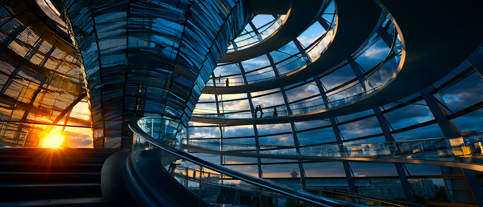 Innenansicht der Reichstagskuppel mit Spiralrampe als Symbol transparenter Demokratie